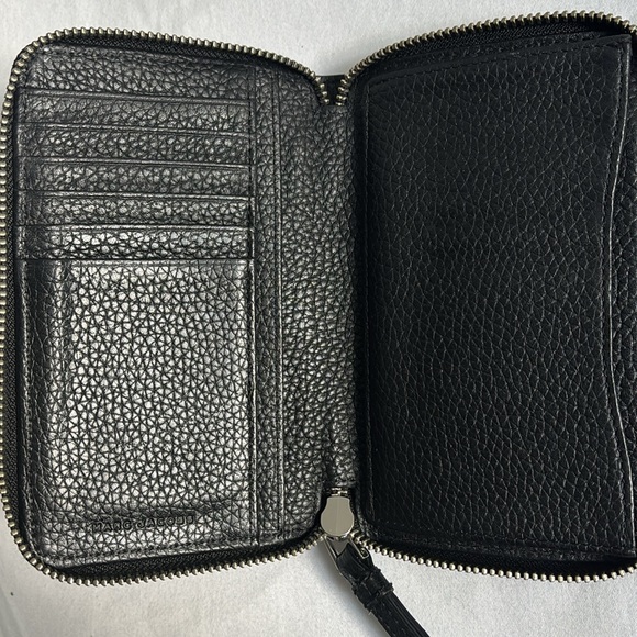 Marc Jacobs genuine pebbled leather zip around wallet w/ removable wrist loop - Picture 6 of 8